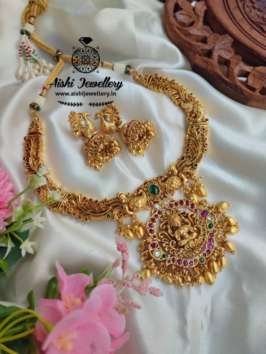 Gold like a polish lakshmi pipe neck set (Golden Beads)-N282