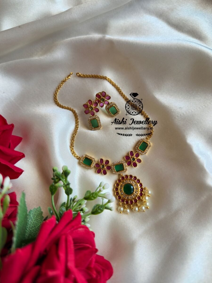 Vintage Style Floral Neckpiece-N586