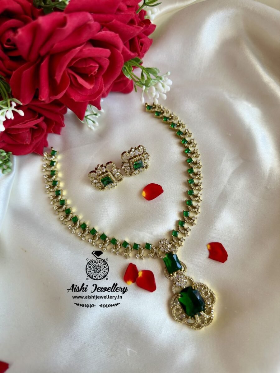 Green Pendant Ad Neckpiece – AN301